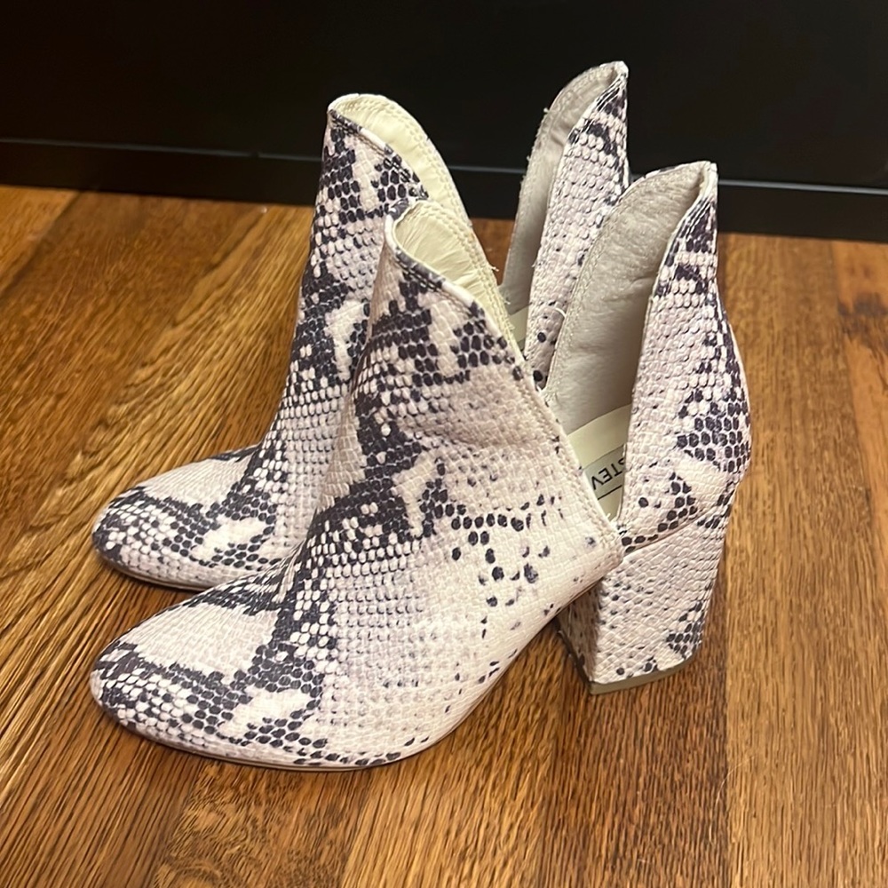 Steve Madden Women's Rookie Bootie Ankle Boots Size 6 in Natural Snake